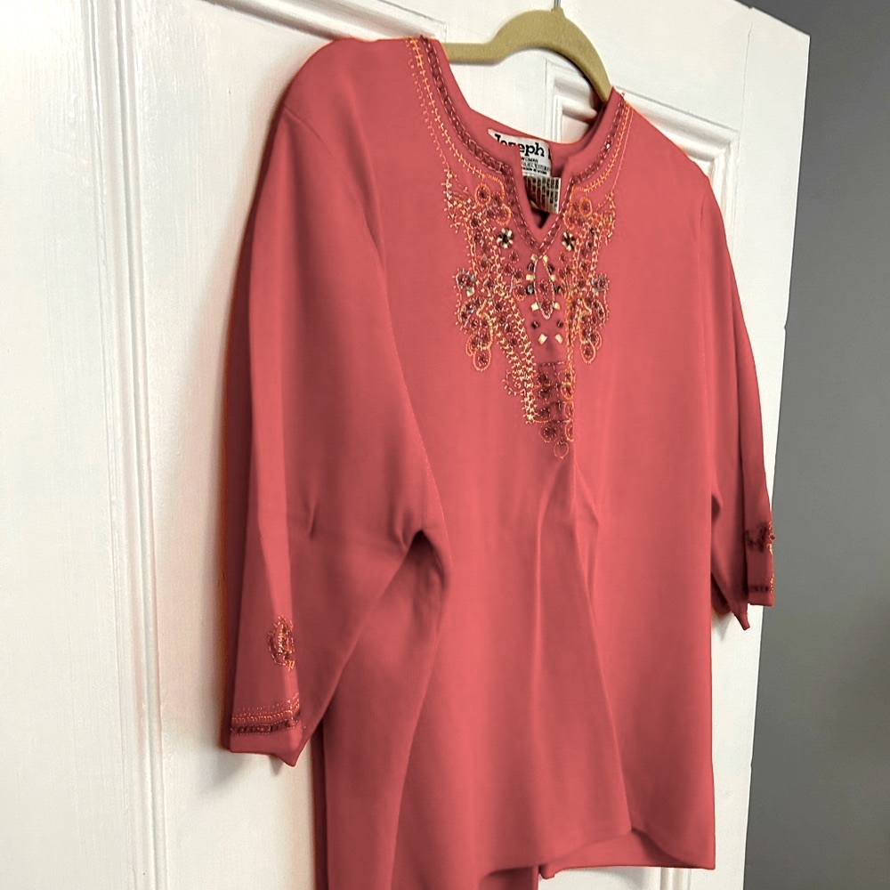 Joseph A.Soft to the touch fabric 3/4 sleeves.
Great rich colors! Never worn!